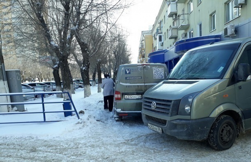 Автомобили инкассации перегородили пешеходную зону в центре Волгограда