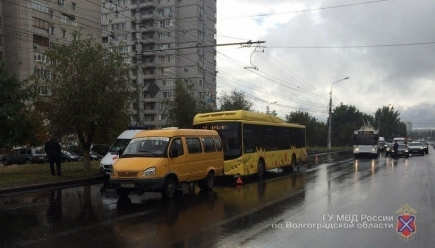 На севере Волгограда столкнулись автобус и маршрутка: есть пострадавшие