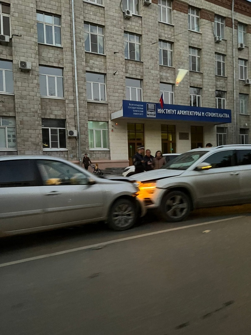 Иномарки столкнулись лоб в лоб возле волгоградского института