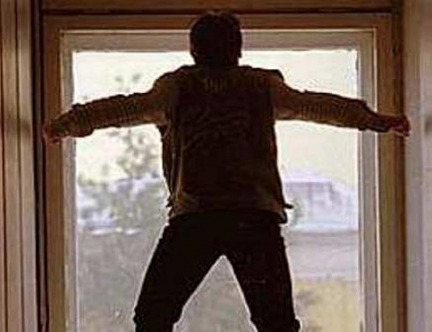 Под Волгоградом 27-летний парень выпрыгнул из окна 5 этажа на дерево 