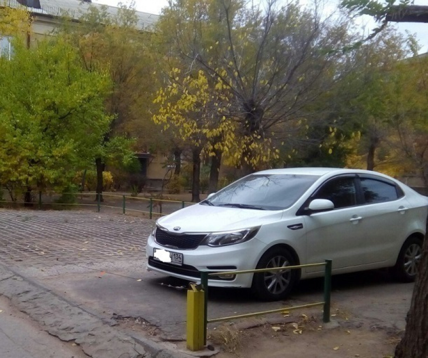 Волгоградец «выбросил» на всеобщее обозрение фотографии захватчиков дворовых парковок