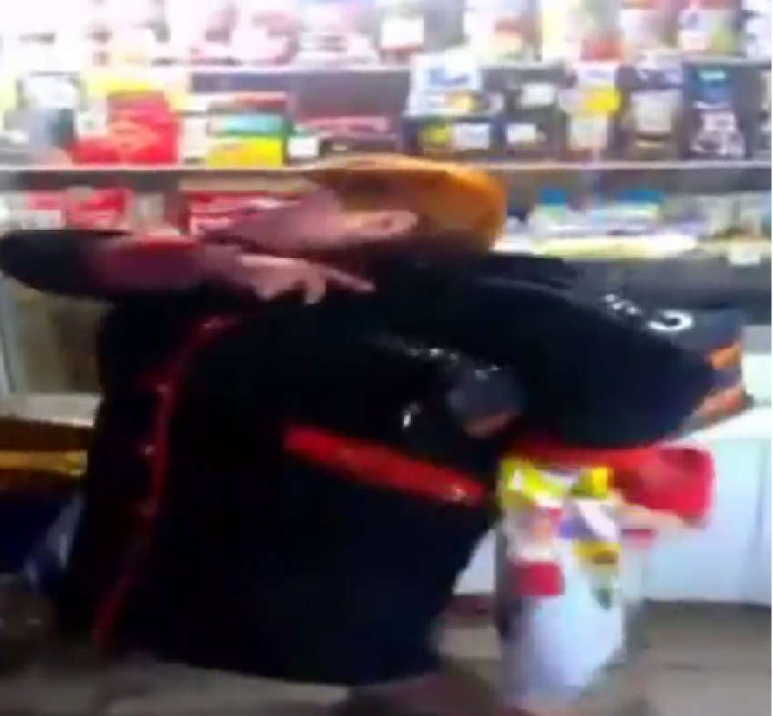 На видео попала пьяная волгоградка, избившая полицейского 