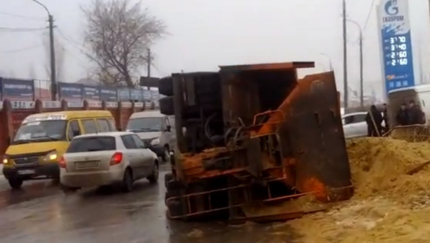 Волгоградские дороги: грузовик с песком перевернулся, угодив в яму