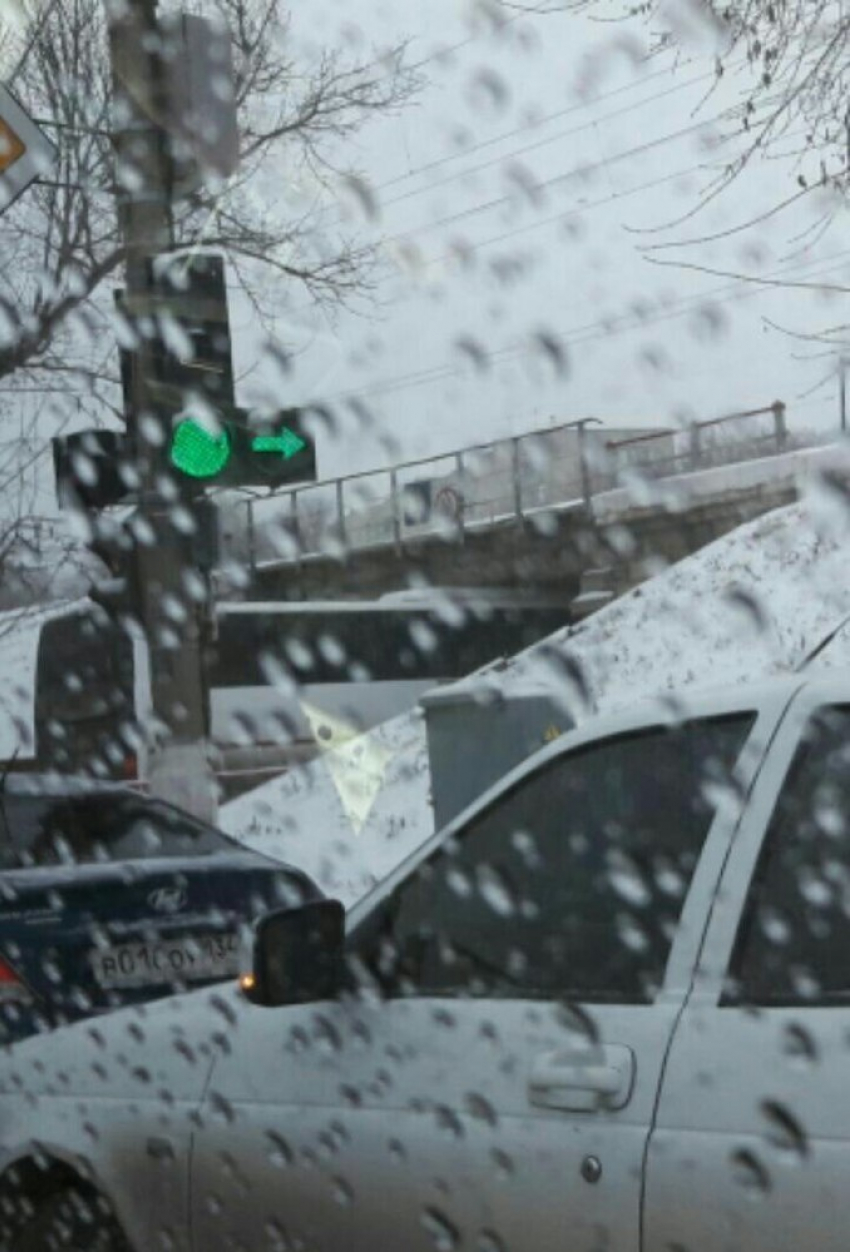 Движение в Волгограде парализовал автобус, застрявший под мостом