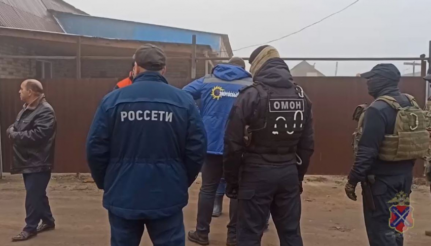 Волгоградский ОМОН нагрянул домой к цыганам: видео