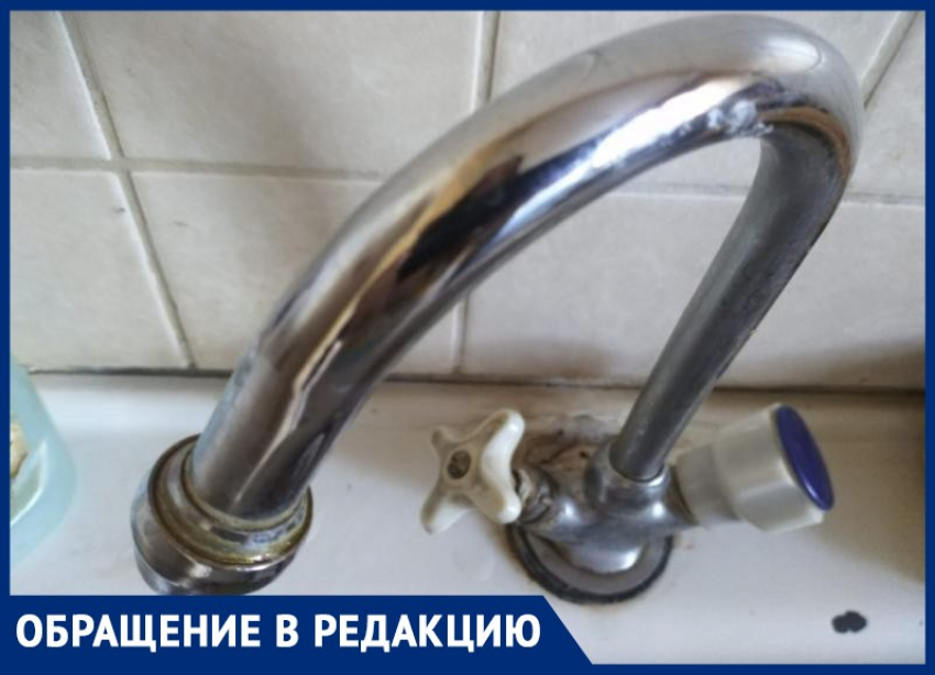 Жители центра Волгограда второй месяц выживают без горячей воды