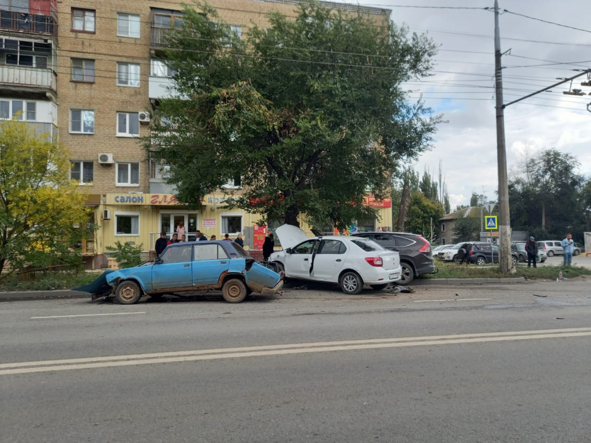 У «Жигули» оторвался багажник: фото с массового ДТП с пострадавшими в Волгограде