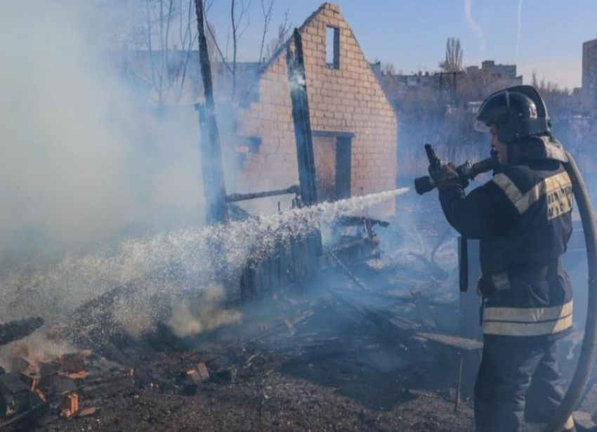 Вынесла бездыханную малышку на руках из дома: подробности гибели 2-летней девочки в страшном пожаре в Суровикино