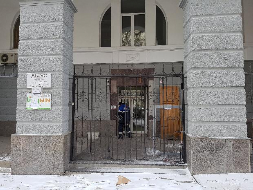 Здание в самом центре Волгограда угрожает жизням людей