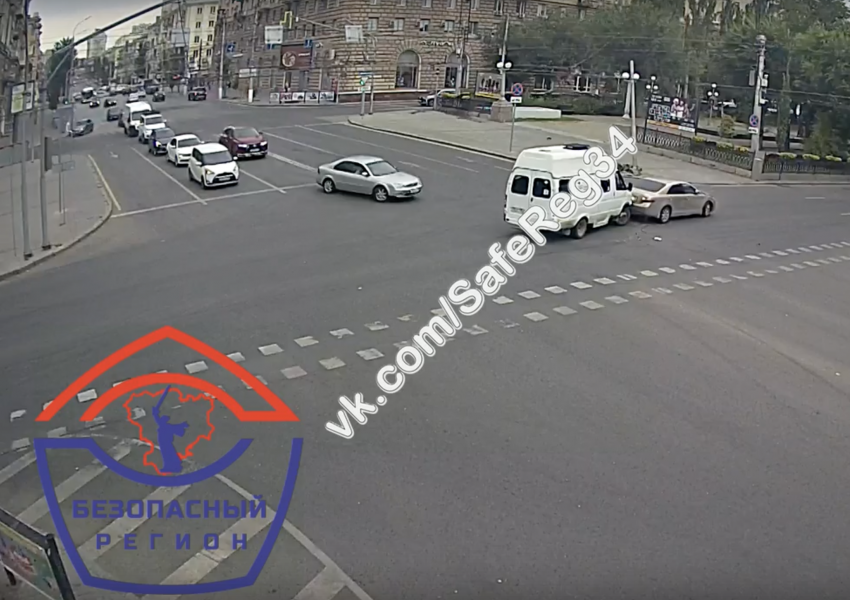 Toyota дважды врезалась в маршрутку в центре Волгограда: видео 