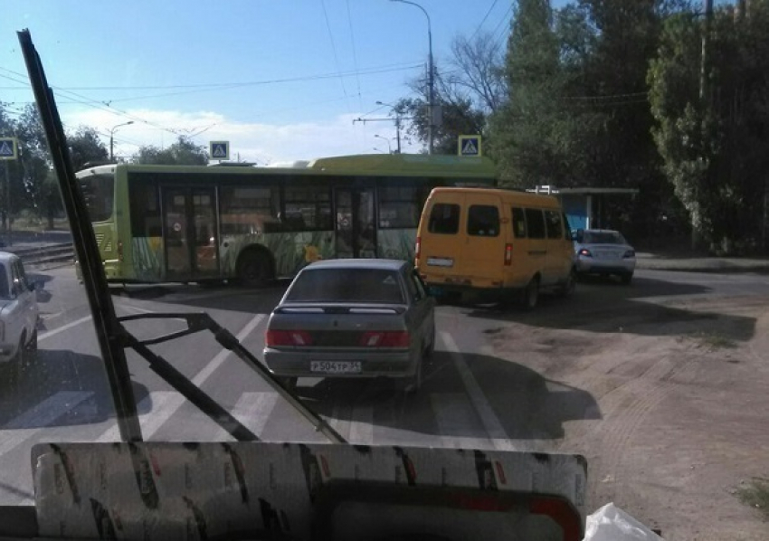 После ДТП автобус №77 преградил дорогу автомобилям на юге Волгограда