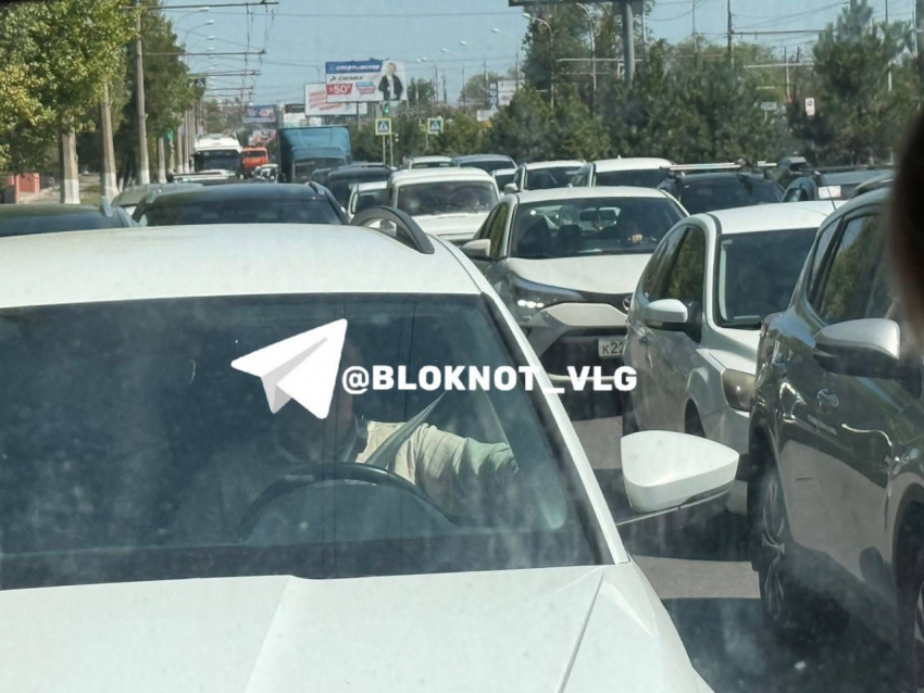 Обрыв проводов заблокировал главную магистраль Волгограда