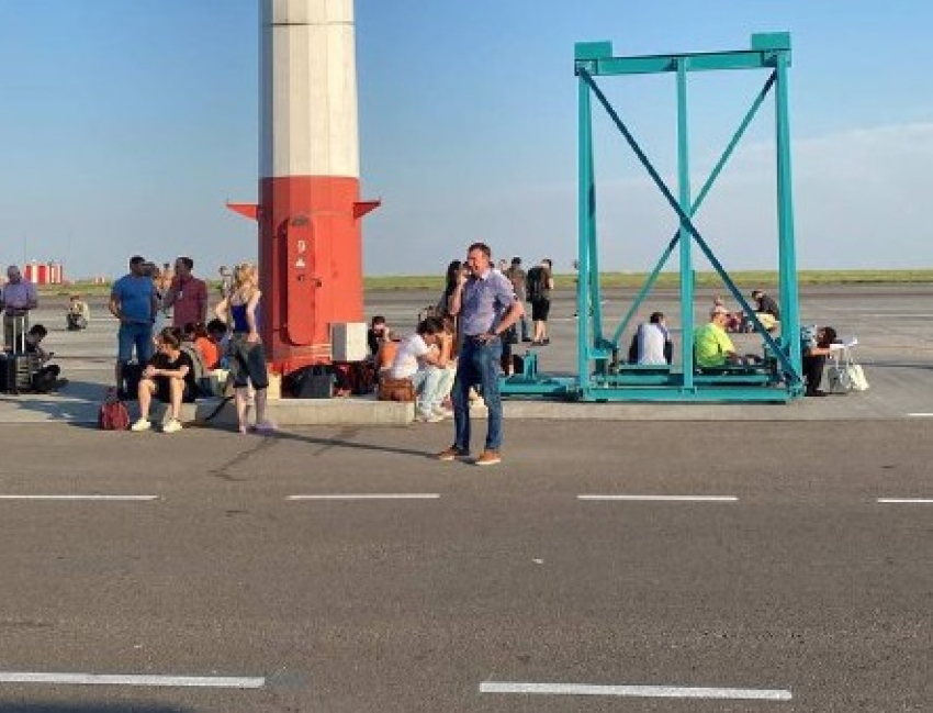 «Выгнали на взлетную полосу»: в Волгограде эвакуировали аэропорт из-за угрозы взрыва