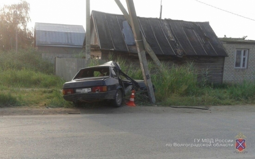 В Волгограде 15-летний водитель ВАЗа врезался в столб: пострадал пассажир