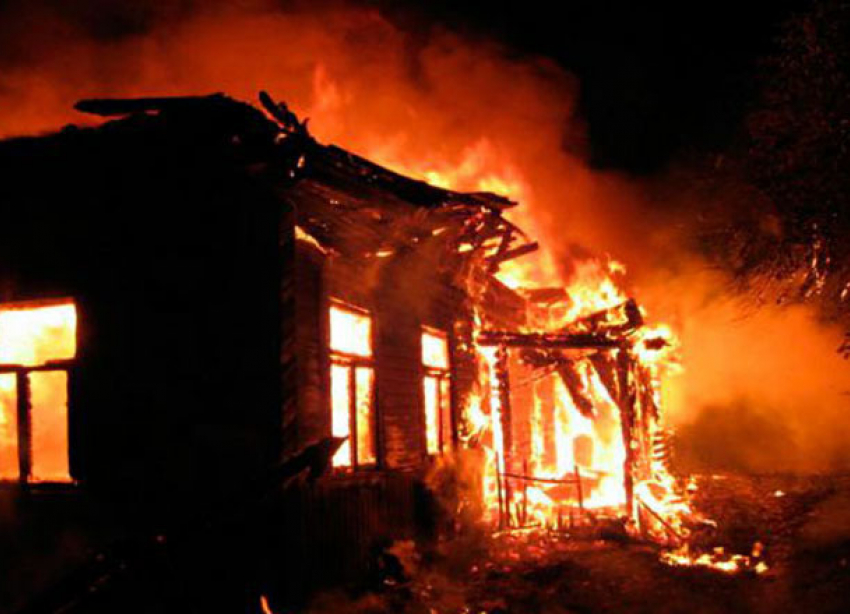 За сутки трое мужчин чудом выжили при пожарах в Волгоградской области