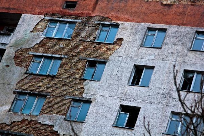 Депутат Госдумы заявил о разваливающемся многоквартирном доме в Волгограде