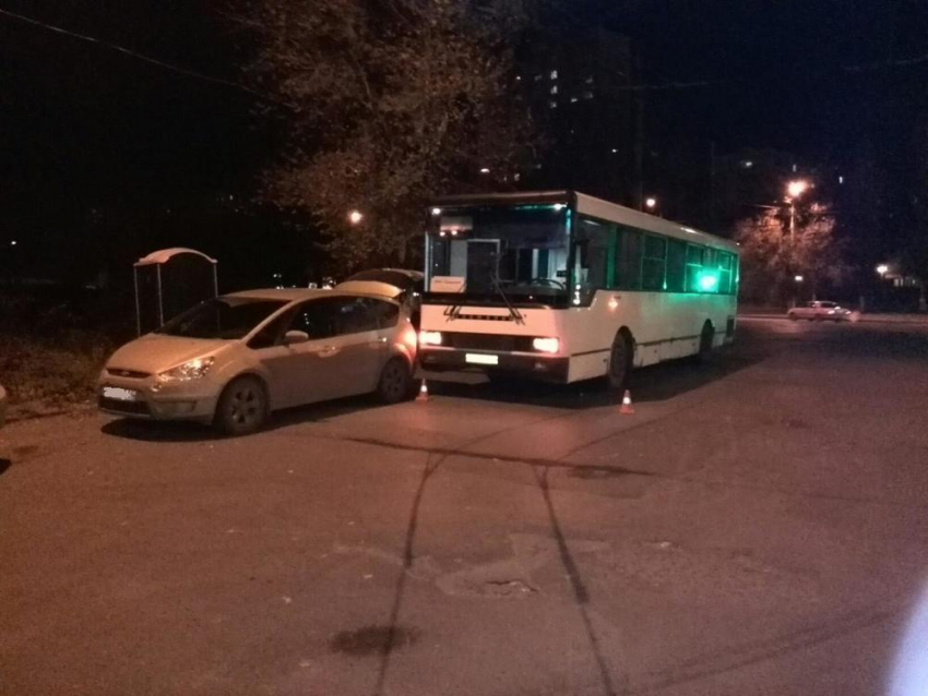На севере Волгограда автобус протаранил иномарку и сбил 27-летнего пешехода