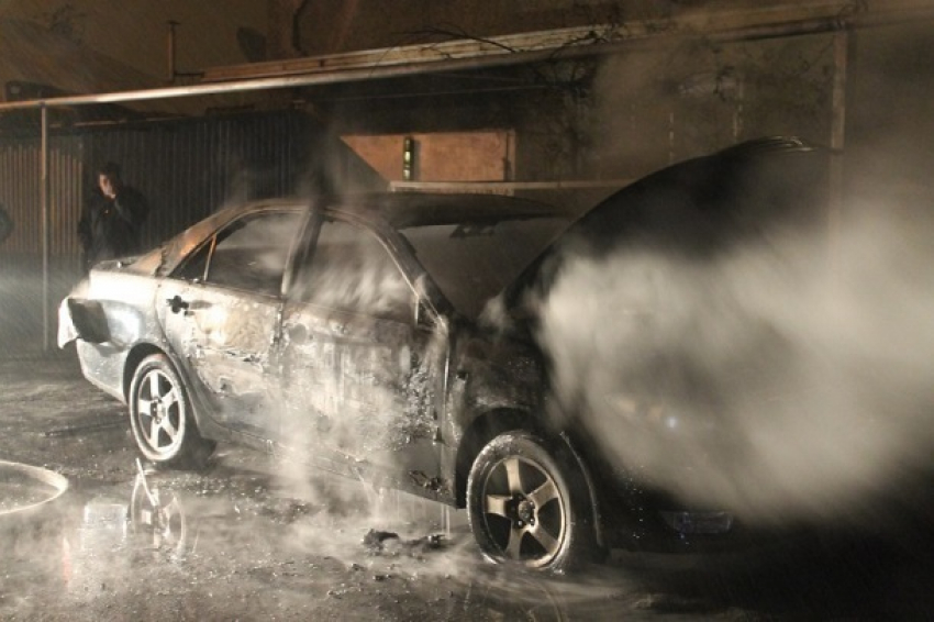 Toyota Camry сгорела в ночном пожаре в Волгоградской области