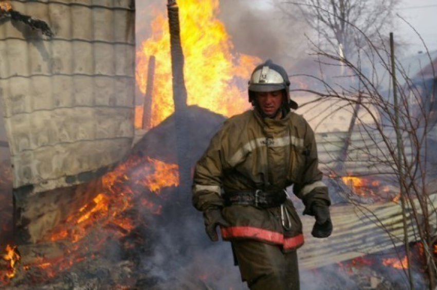 В Волжском на пожаре пострадал мужчина и 27 человек эвакуировано