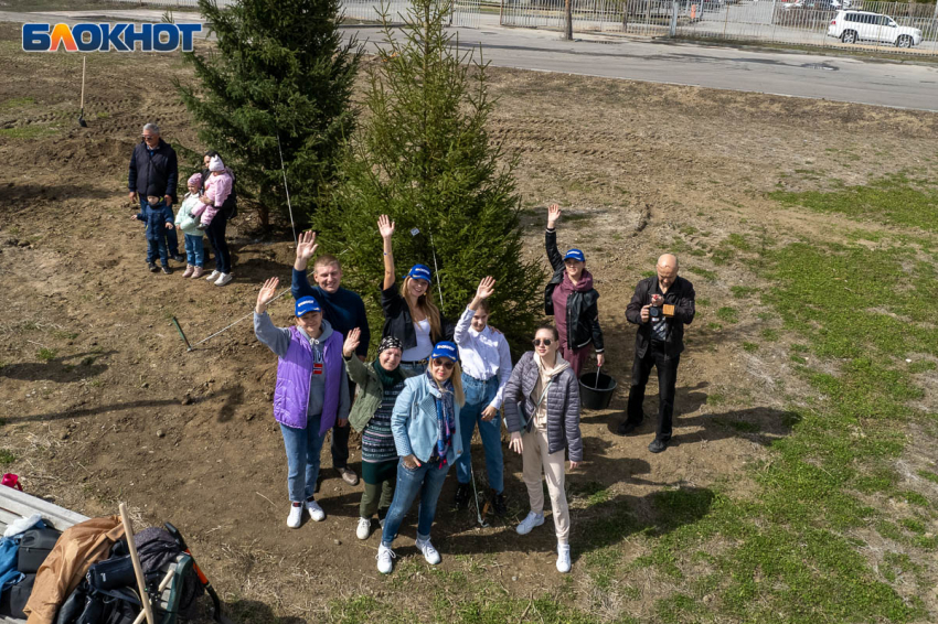 В Волгограде журналисты с детьми высадили деревья в ЦПКиО