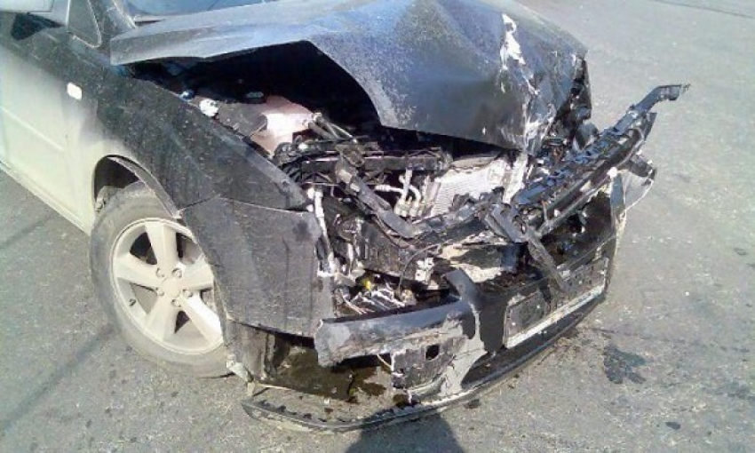 5-летний ребенок и двое взрослых пострадали в лобовом столкновении Renault и Ford в Волжском