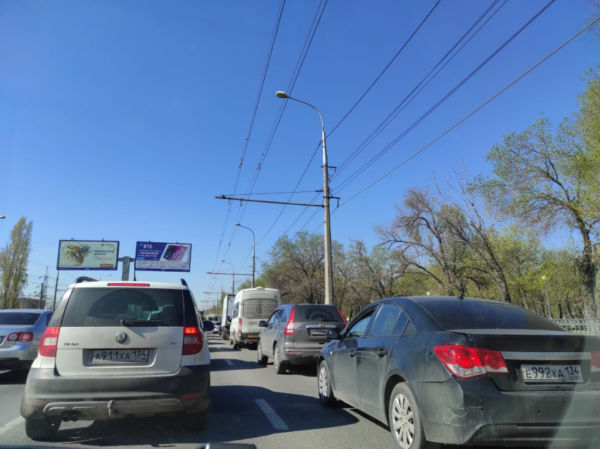 Север Волгограда перекрыт пробкой 