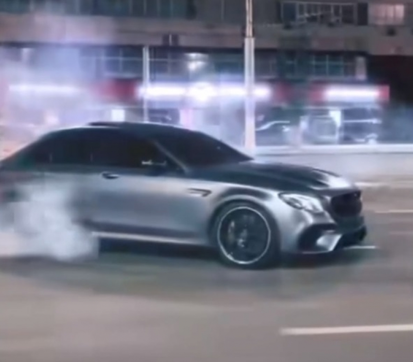 "С номерами слабо?": дрифт Mercedes в центре Волгограда сняли на видео
