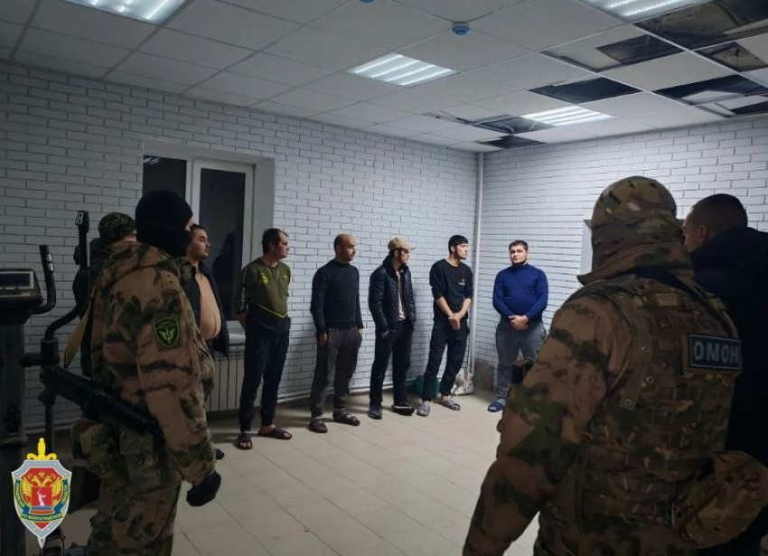 Десятки мигрантов вывел ОМОН из кафе в Котельниково: видео