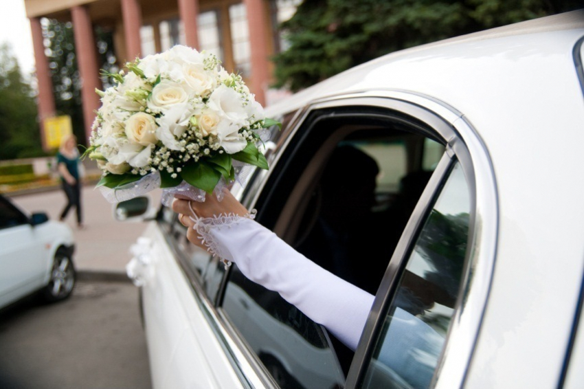 На свадьбе в Волгоградской области мужчина разбил палкой иномарку гостя
