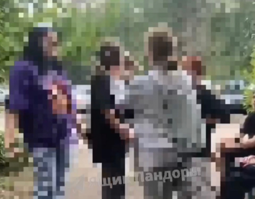 "Только не в ухо": подростки жестоко избили сверстницу под Волгоградом и сняли видео