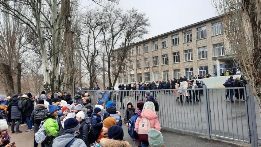 В Волгограде массово эвакуируют школы