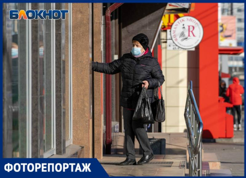 Волгоградцы привыкли к маскам, но не к перчаткам: фоторепортаж с улиц города