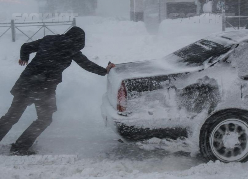 Транспортный коллапс в Волгограде: дороги занесены снегом, центр перекрыт