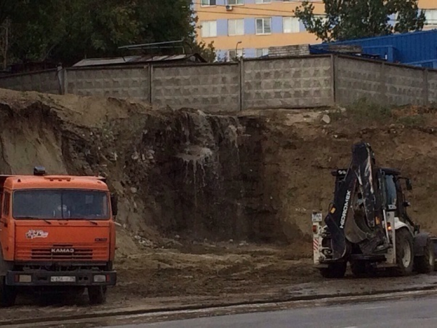 Из-под областного морга в Волгограде хлынул канализационный водопад