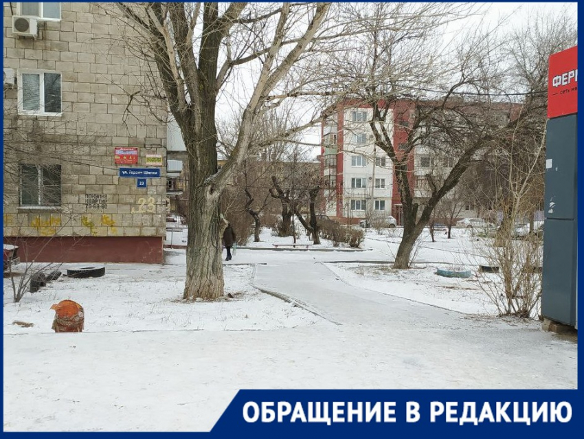 "Старую снесли, новую не поставили": мамы и дети ждут транспорт под дождем и снегом в Волгограде