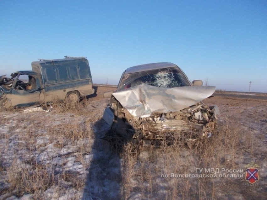 Под Волгоградом в столкновении двух легковушек пострадали два человека