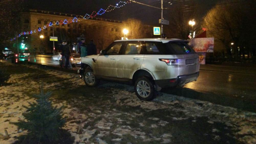 Range Rover протаранил три автомобиля в центре Волгограда: водитель скрылся