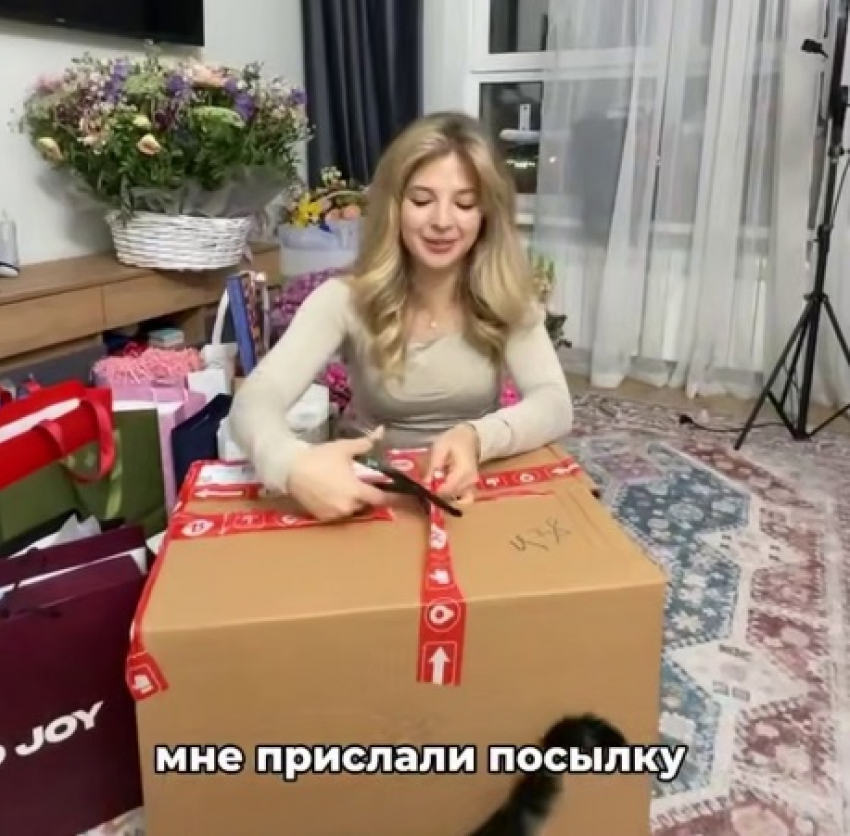 Гигантских размеров посылку получила блогер Аня Покров из Волгограда