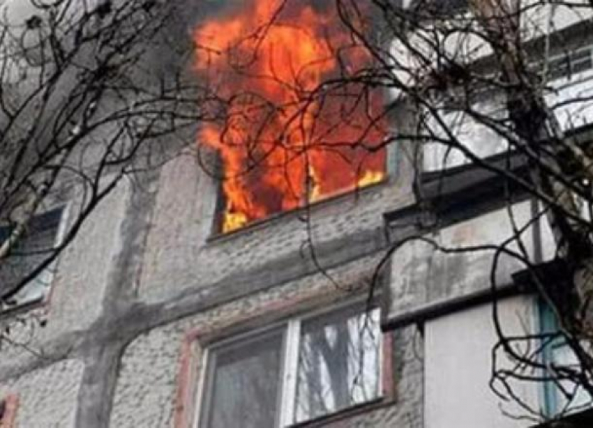 15 человек эвакуировали из горящей 5-этажки в Волжском 