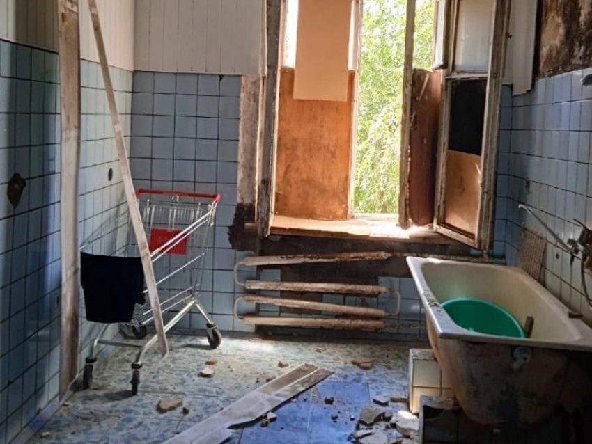Досрочно сносят плесневелый и разваливающийся жилой дом в Волгограде