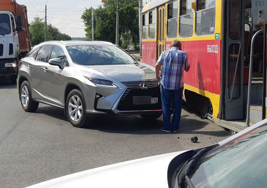 Протаранивший трамвай Lexus принадлежит главврачу одной из волгоградских больниц