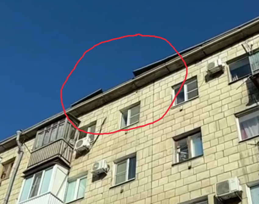 "Могут пострадать люди": отрывающаяся от многоэтажки крыша попала на видео в Волгограде