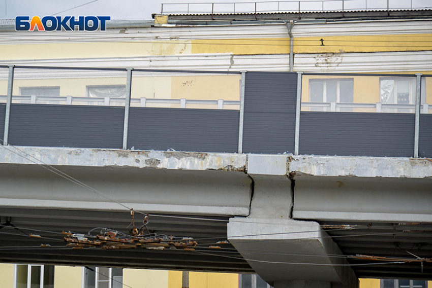 Волгоградцы напомнили чиновникам про недоделанные стыки на Комсомольском мосту