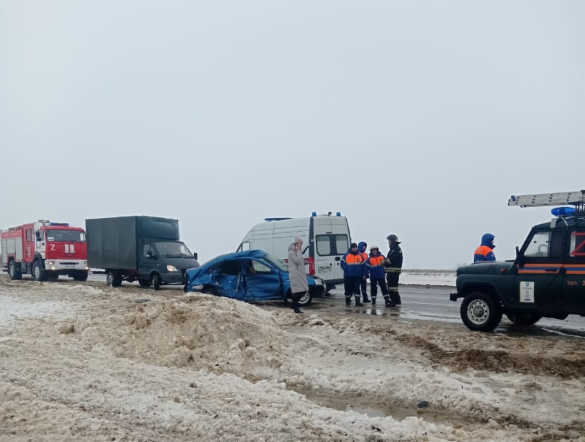 Ребенок и двое взрослых пострадали на заснеженной дороге под Волгоградом