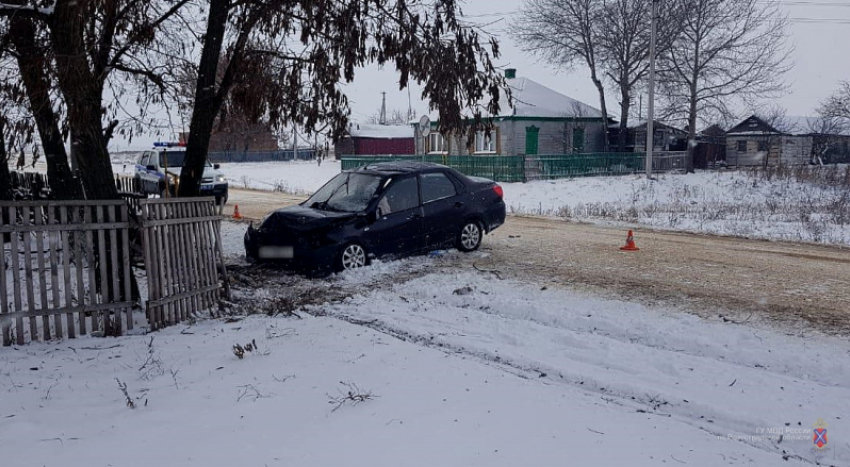 Водитель на Datsun влетел в забор из-за снегопада в Урюпинске