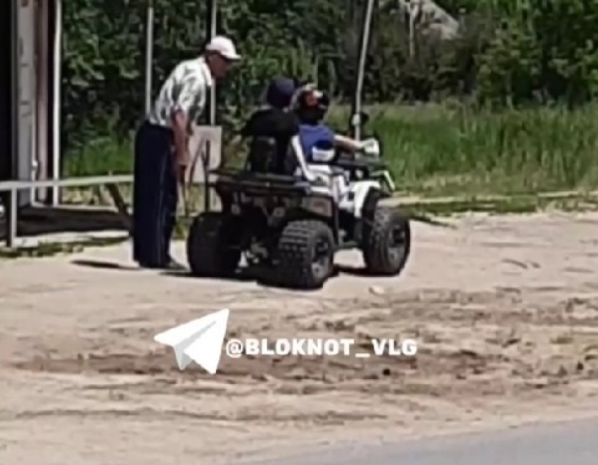 «Им хотя бы 11 лет есть?»: дети на квадроцикле шокировали прохожих в Волгограде