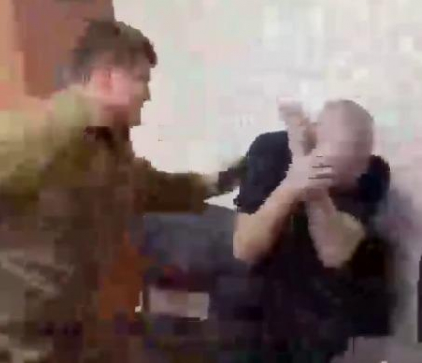 "Побил и правильно сделал": Кадыров показал на видео, как сын избивал сжегшего Коран волгоградца  