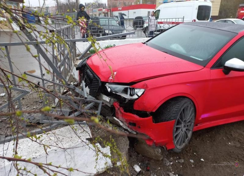 В Волгограде врачи продолжают бороться за жизнь сбитой Audi женщины