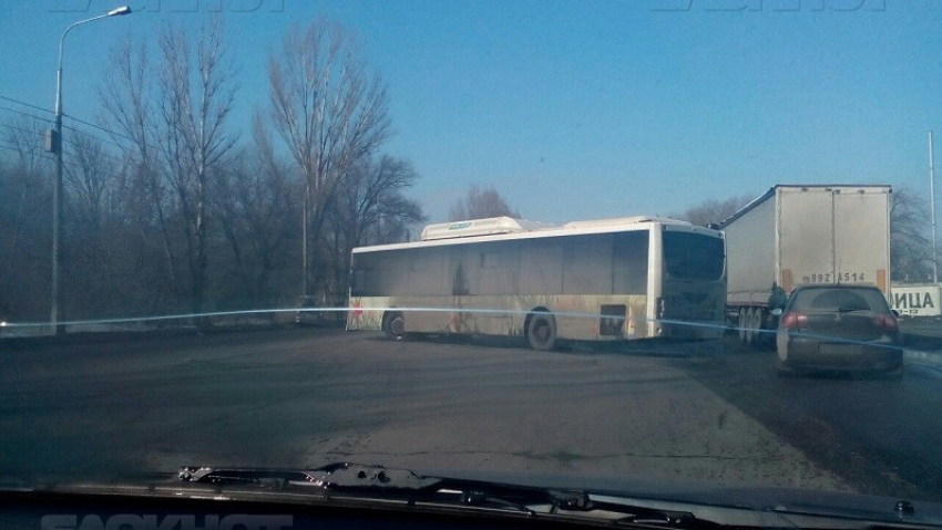 На юге Волгограда автобус протаранил ВАЗ-2114: женщина в больнице