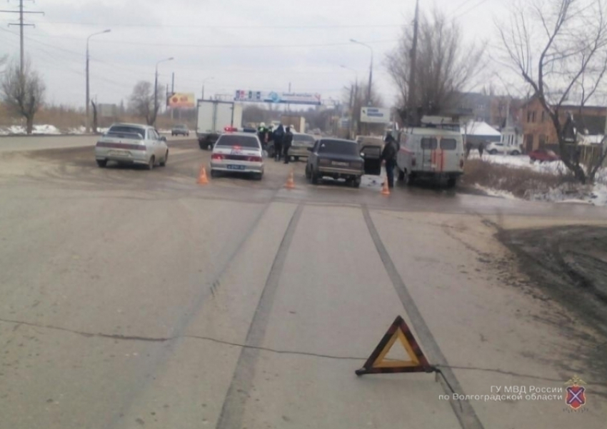 На юге Волгограда при столкновении двух ВАЗов пострадали два человека